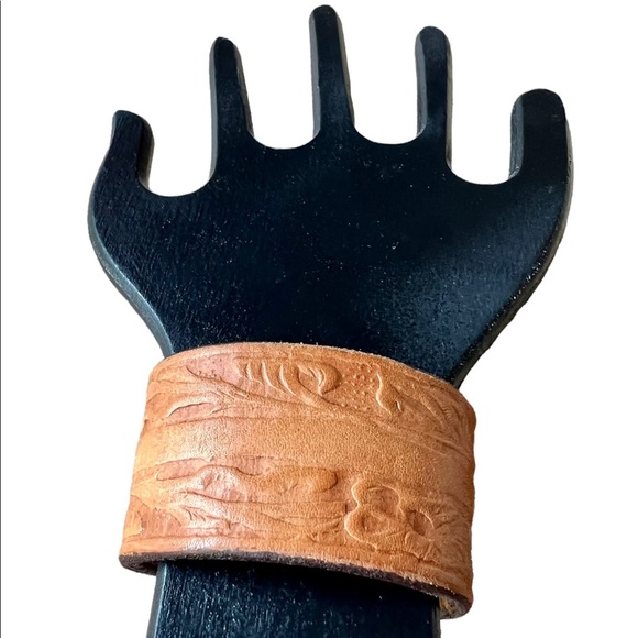 Hand tooled, artisan made tan leather bracelet from recycled vintage 70s - Picture 6 of 11